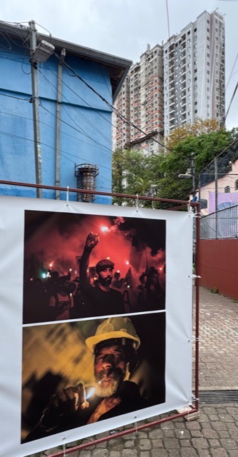 Plakat vor blauem Haus